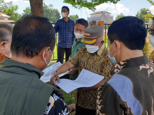Wali Kota Bekasi Didampingi Kadis Perkimtan Kunjungi Lahan Untuk Pembangunan Puskesmas Jatimurni