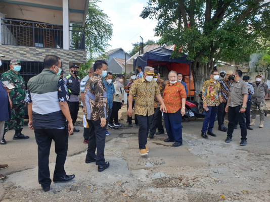Wali Kota Bekasi Melihat Jalan Rusak Depan Perumahan Sprink Garden Jatimurni