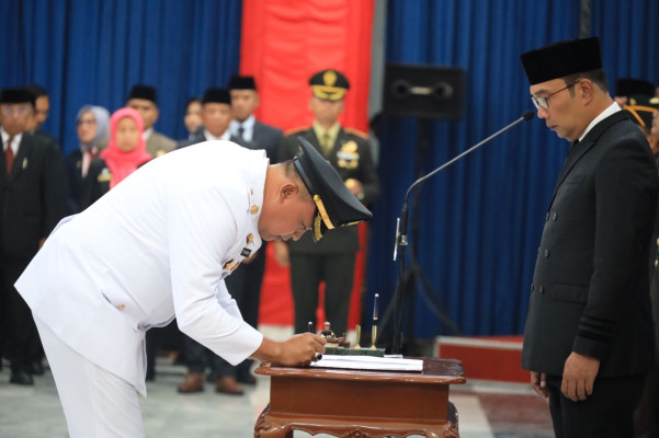 Resmi, Gubernur Jabar Ridwan Kamil Lantik Wali Kota Bekasi, Dr. Tri Adhianto ... 
